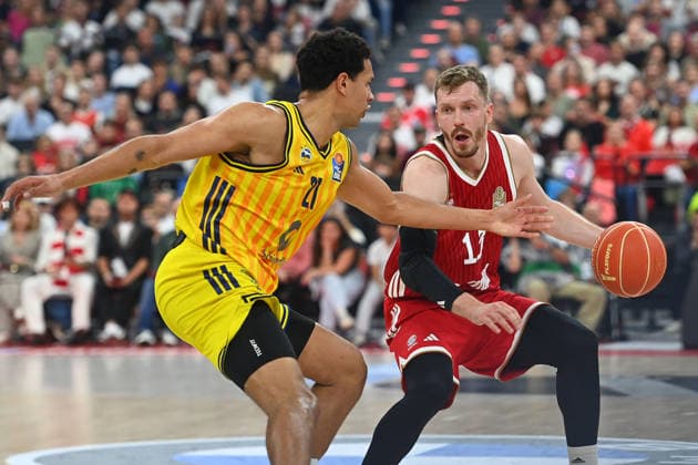 Andreas OBST (FCB), Aktion,Zweikampf gegen Michale RATAJ (Alba Berlin). Basketball BBL,Saison 2025 2026 Play Off Finale Spiel 1, FC Bayern Muenchen - Alba Berlin am 12.06.2026 S A P G A R D EN