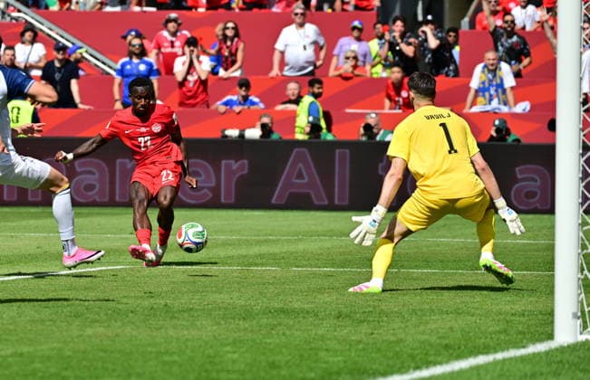 FIFA World Cup, WM, Weltmeisterschaft, Fussball 2026 - Group A - Canada vs Bosnia and Herzegovina Richie Laryea of Canada (L) in action against goalkeeper Nikola Vasilj of Bosnia and Herzegovina during the FIFA World Cup 2026 group stage match Canada against Bosnia and Herzegovina, in Toronto, Canada, 12 June 2026. TORONTO Canada  Copyright: xEDUARDOxLIMAx