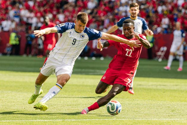 Samed Baždar of Bosnia and Herzegovina contests with Richie Laryea of Canada during the FIFA World Cup, WM, Weltmeisterschaft, Fussball game between Canada and Bosnia and Herzegovina at Toronto Stadium on June 12, 2026 in Toronto, Ontario, Canada  Copyright: xCurtisxWongx xSPPx Sportspressphoto_SPR165450