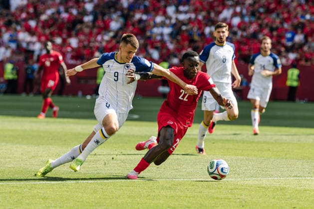 Samed Baždar of Bosnia and Herzegovina contests with Richie Laryea of Canada during the FIFA World Cup, WM, Weltmeisterschaft, Fussball game between Canada and Bosnia and Herzegovina at Toronto Stadium on June 12, 2026 in Toronto, Ontario, Canada  Copyright: xCurtisxWongx xSPPx Sportspressphoto_SPR165451