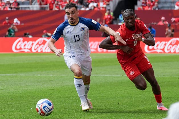 Ivan Basic of Bosnia and Herzegovina (L) and Ismael Kone of Canada (R) challenge for possession of the ball during a group stage match of the 2026 FIFA Men s World Cup between Canada and Bosnia and Herzegovina at Toronto Stadium in Toronto on June 12, 2026. Richard Callis Fotoarena (Richard Callis SPP)  Copyright: xRichardxCallisx xSPPx spp-en-RiCa-2960819