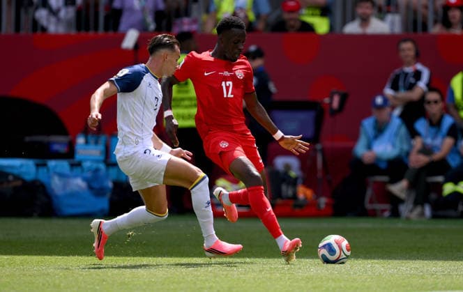 Fussball FIFA WM 2026 Vorrunde Gruppe B Kanada - Bosnien - Herzegowina 12.06.2026 Amar Dedic (li, Bosnien - Herzegowina) gegen Tani Oluwaseyi (re, Kanada)