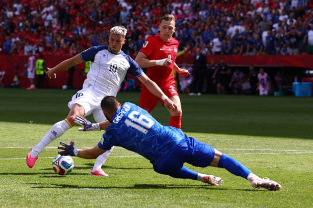 FIFA World Cup, WM, Weltmeisterschaft, Fussball 2026: Canada v Bosnia and Herzegovina TORONTO, CANADA - 12th June 2026: Ermedin Demirovic of Bosnia and Herzegovina tries to round Maxime Crepeau of Canada during the FIFA World Cup 2026 Group B match between Canada and Bosnia and Herzegovina at Toronto Stadium Toronto Toronto Stadium Canada Copyright: xCraigxMercerx xPeakxActionxPhotosx