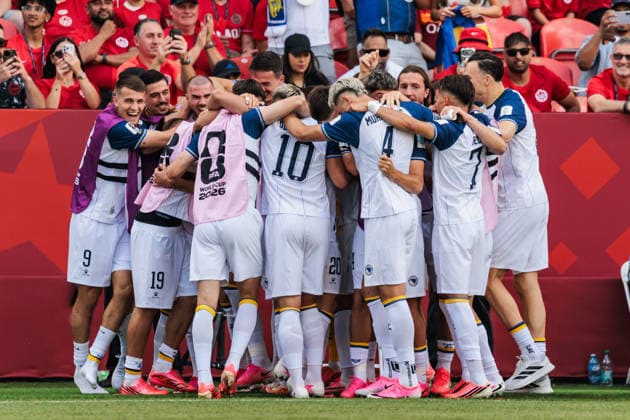TORONTO, ON - JUNE 12: Bosnia and Herzegovina celebrate after a goal by forward Jovo LukiÄ‡ (25) in the first half of the FIFA World Cup, WM, Weltmeisterschaft, Fussball 2026 Group B match between Canada and Bosnia and Herzegovina on June 12, 2026, at Toronto Stadium in Toronto, ON. (Photo by Mathew Tsang Icon Sportswire) SOCCER: JUN 12 FIFA World Cup 26 Group B - Canada vs Bosnia and Herzegovina EDITORIAL USE ONLY Icon260612005