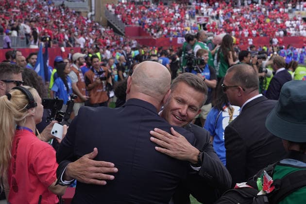 12.06.2026, Toronto Stadium, Toronto, CAN, WM FIFA 2026, Vorrunde, Kanada vs Bosnien-Herzegowina, im Bild Trainer Sergej Barbarez (Bosnien) umarmt Trainer Jesse Marsch (Kanada) (Photo by Hasan Bratic DeFodi Images) -