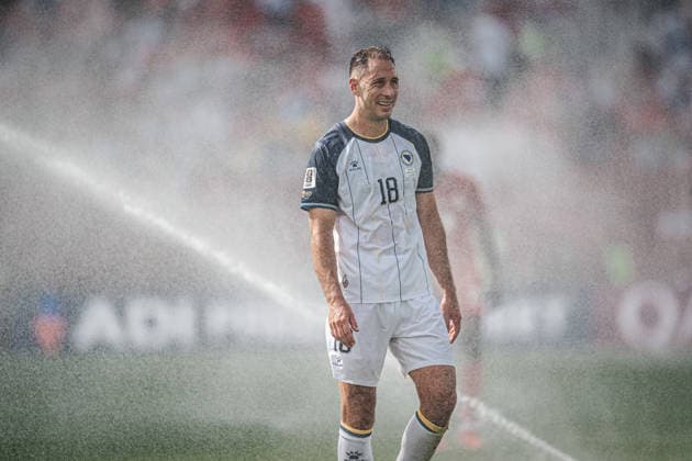 Fußball Herren FIFA Fußball-Weltmeisterschaft 2026 Gruppe B Kanada vs. Bosnien-Herzegowina 12.06.2026 Nikola Katic ( 18, Bosnien-Herzegowina) nimmt eine Dusche von den Rasensprengern Toronto Toronto Stadium Ontario Kanada