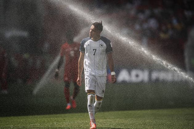 Fußball Herren FIFA Fußball-Weltmeisterschaft 2026 Gruppe B Kanada vs. Bosnien-Herzegowina 12.06.2026 Amar Dedic ( 7, Bosnien-Herzegowina) nimmt eine Dusche von den Rasensprengern Toronto Toronto Stadium Ontario Kanada