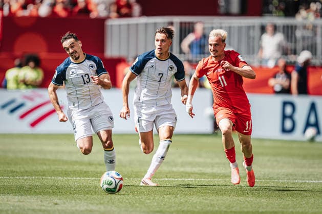 Fußball Herren FIFA Fußball-Weltmeisterschaft 2026 Gruppe B Kanada vs. Bosnien-Herzegowina 12.06.2026 v.l. Ivan Basic ( 13, Bosnien-Herzegowina), Amar Dedic ( 7, Bosnien-Herzegowina) und Liam Millar ( 11, Kanada) Toronto Toronto Stadium Ontario Kanada