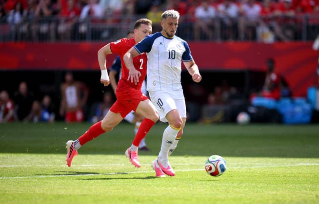 Fussball FIFA WM 2026 Vorrunde Gruppe B Kanada - Bosnien - Herzegowina 12.06.2026 Alistair Johnston (li, Kanada) gegen Ermedin Demirovic (re, Bosnien - Herzegowina)