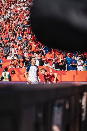 Fußball Herren FIFA Fußball-Weltmeisterschaft 2026 Gruppe B Kanada vs. Bosnien-Herzegowina 12.06.2026 Amar Dedic ( 7, Bosnien-Herzegowina) heizt die Fans ein Toronto Toronto Stadium Ontario Kanada