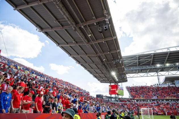 Fußball, Herren, FIFA World Cup, WM, Weltmeisterschaft, Fussball 2026 in Mexiko, Kanada und USA, Spiel in Toronto (Gruppe B, 1. Spieltag), Kanada - Bosnien-Herzegowina (1:1), Dachkonstruktion und Fans von Bosnien-Herzegowina, 12.06. 2026,