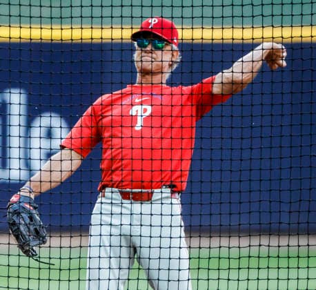 Philadelphia Phillies manager Don Mattingly fields balls during batting practice before the start of the MLB, Baseball Herren, USA game between the Philadelphia Phillies and the Milwaukee Brewers at American Family Field in Milwaukee, Wisconsin on Friday, June 12, 2026.  MIL20260612802 TANNENxMAURY
