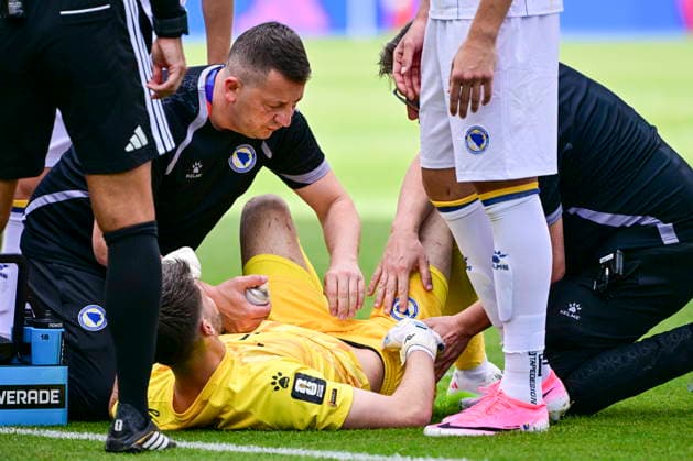FIFA World Cup, WM, Weltmeisterschaft, Fussball 2026 - Group A - Canada vs Bosnia and Herzegovina Goalkeeper Nikola Vasilj of Bosnia and Herzegovina receives medical attention during the FIFA World Cup 2026 group stage match Canada against Bosnia and Herzegovina, in Toronto, Canada, 12 June 2026. TORONTO Canada  Copyright: xEDUARDOxLIMAx