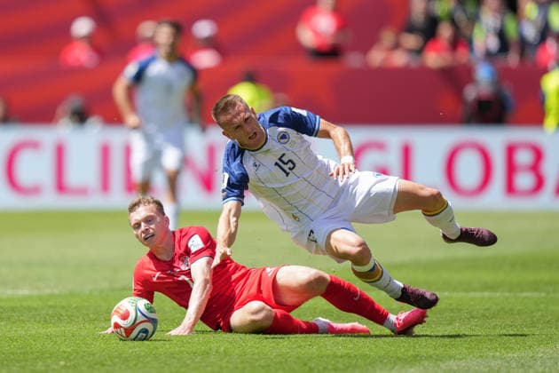 Canada v Bosnia and Herzegovina - 2026 FIFA World Cup, WM, Weltmeisterschaft, Fussball Alistair JOHNSTON 02 of Canada and Amar MEMIC 15 of Bosnia and Herzegovina battle for the ball during the 2026 FIFA World Cup Group B match between Canada and Bosnia and Herzegovina at Toronto Stadium. on June 12, 2026 in Toronto, Canada. (Photo by Leonardo Ramirez Eyepix Group) Copyright: xLeonardoxRamirezx xEyepixxGroupx LR12062026-03030