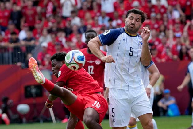 June 12, 2026, Toronto, On, CANADA: Bosnia and Herzegovina s Sead Kolasinac (5) deflects the ball with his forearm on a shot from Canada s Jonathan David (10) during first half group B World Cup soccer action, in Toronto, Friday, June 12, 2026. CANADA V. BOSNIA HERZEGOVINA  - ZUMAc35_ 20260612_zaf_c35_224 Copyright: xFrankxGunnx