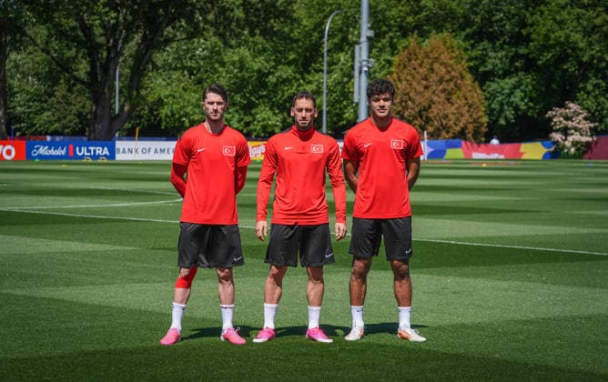 Ahead of Turkiye v Australia - FIFA World Cup, WM, Weltmeisterschaft, Fussball 2026 VANCOUVER, CANADA - JUNE 12: Hakan Calhanoglu (C), Ozan Kabak (R) and Ismail Yuksek (L) speak to press before training session ahead of the FIFA World Cup 2026 Group D qualifiers match between Turkiye and Australia at the BC Place Stadium, in Vancouver, United States on June 12, 2026. Ercin Erturk Anadolu Vancouver Canada. Editorial use only. Please get in touch for any other usage.  Copyright: x2026xAnadoluxErcinxErturkx