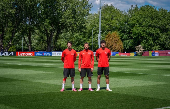 Ahead of Turkiye v Australia - FIFA World Cup, WM, Weltmeisterschaft, Fussball 2026 VANCOUVER, CANADA - JUNE 12: Hakan Calhanoglu (C), Ozan Kabak (R) and Ismail Yuksek (L) speak to press before training session ahead of the FIFA World Cup 2026 Group D qualifiers match between Turkiye and Australia at the BC Place Stadium, in Vancouver, United States on June 12, 2026. Ercin Erturk Anadolu Vancouver Canada. Editorial use only. Please get in touch for any other usage.  Copyright: x2026xAnadoluxErcinxErturkx