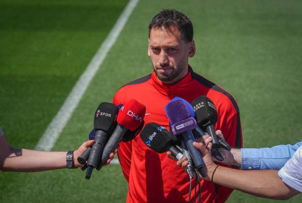Ahead of Turkiye v Australia - FIFA World Cup, WM, Weltmeisterschaft, Fussball 2026 VANCOUVER, CANADA - JUNE 12: Hakan Calhanoglu speaks to press before training session ahead of the FIFA World Cup 2026 Group D qualifiers match between Turkiye and Australia at the BC Place Stadium, in Vancouver, United States on June 12, 2026. Ercin Erturk Anadolu Vancouver Canada. Editorial use only. Please get in touch for any other usage.  Copyright: x2026xAnadoluxErcinxErturkx