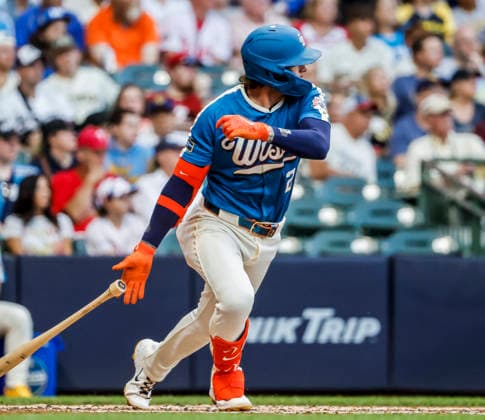 Milwaukee Brewers second baseman Brice Turang hits a double in the fifth inning of the MLB, Baseball Herren, USA game between the Philadelphia Phillies and the Milwaukee Brewers at American Family Field in Milwaukee, Wisconsin on Friday, June 12, 2026.  MIL20260612821 TANNENxMAURY