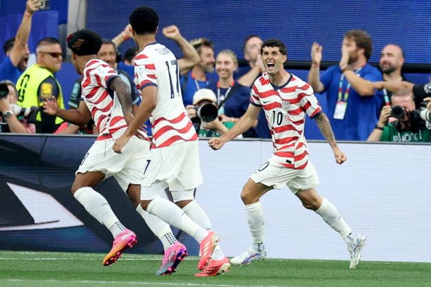 FIFA World Cup, WM, Weltmeisterschaft, Fussball 2026 - Group D - USA vs Paraguay Christian Pulisic (R) of USA and teammates celebrate after going 1-0 up due to an own goal of Paraguay during the FIFA World Cup 2026 group stage match USA against Paraguay, in Los Angeles, California, USA, 12 June 2026. LOS ANGELES United States  Copyright: xCHRISxTORRESx