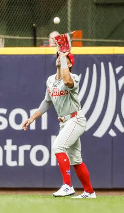 Philadelphia Phillies right fielder Gabriel Rincones Jr. catches a fly ball hit by Milwaukee Brewers designated hitter Christian Yelich in the sixth inning of the MLB, Baseball Herren, USA game between the Philadelphia Phillies and the Milwaukee Brewers at American Family Field in Milwaukee, Wisconsin on Friday, June 12, 2026.  MIL20260612826 TANNENxMAURY