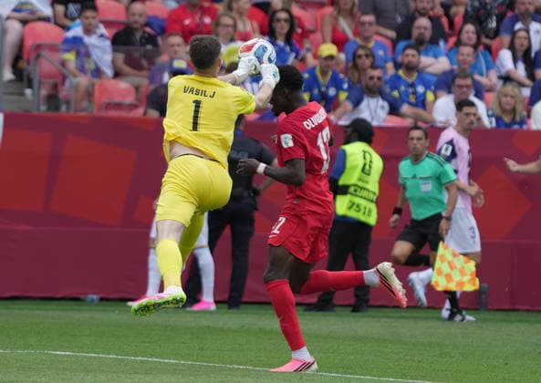12.06.2026, Toronto Stadium, Toronto, CAN, WM FIFA 2026, Vorrunde, Kanada vs Bosnien-Herzegowina, im Bild Torwart Nikola Vasilj (Bosnien), Tani Oluwaseyi (Kanada) (Photo by Hasan Bratic DeFodi Images) -