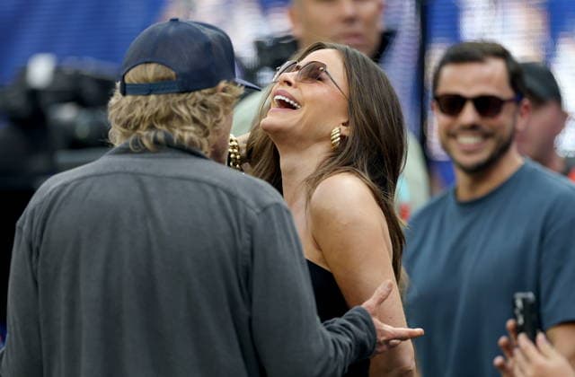 FIFA World Cup, WM, Weltmeisterschaft, Fussball 2026 - Group D - USA vs Paraguay Colombian actor Sofia Vergara (R) and US actor Owen Wilson chat before the FIFA World Cup 2026 group stage match USA against Paraguay, in Los Angeles, California, USA, 12 June 2026. LOS ANGELES United States  Copyright: xCHRISxTORRESx