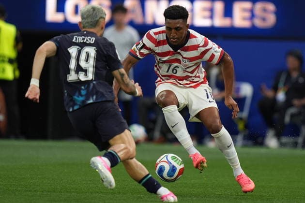 FIFA World Cup, WM, Weltmeisterschaft, Fussball 2026 - Group D - USA vs Paraguay Julio Enciso of Paraguay (L) in action against Alex Freeman of USA (R) during the FIFA World Cup 2026 group stage match USA against Paraguay, in Los Angeles, California, USA, 12 June 2026. LOS ANGELES United States  Copyright: xSCOTTxSTRAZZANTEx