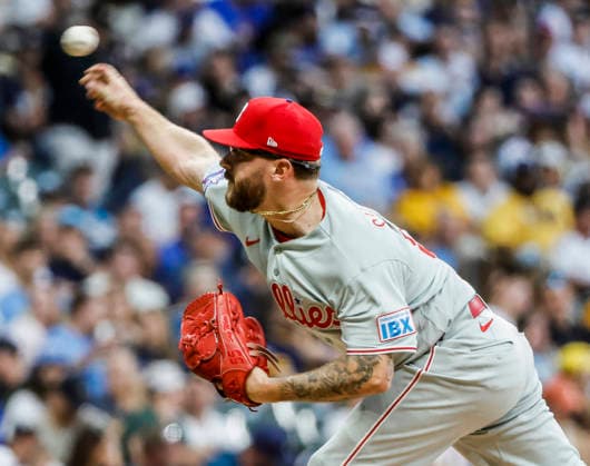 Philadelphia Phillies relief pitcher Chase Shugart throws in the seventh inning of the MLB, Baseball Herren, USA game between the Philadelphia Phillies and the Milwaukee Brewers at American Family Field in Milwaukee, Wisconsin on Friday, June 12, 2026.  MIL20260612830 TANNENxMAURY