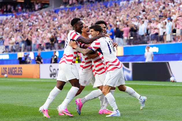 USA v Paraguay: Group D - FIFA World Cup, WM, Weltmeisterschaft, Fussball 2026 Christian Pulisic of USA celebrates an own goal scored by Damian Bobadilla of Paraguay during the FIFA World Cup 2026 Group D match between USA and Paraguay at Los Angeles Stadium on June 12, 2026 in Los Angeles, California. Los Angeles California United States  Copyright: xJosexBretonx originalFilename:bretonhernandez-usavpara260612_npG1l.jpg