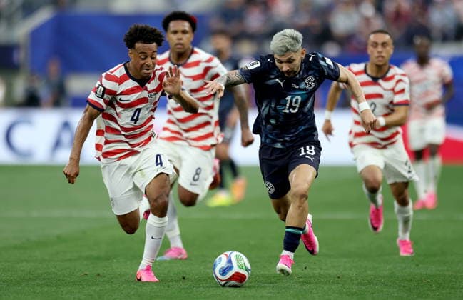 FIFA World Cup, WM, Weltmeisterschaft, Fussball 2026 - Group D - USA vs Paraguay Tyler Adams (L) of USA in action against Julio Enciso of Paraguay during the FIFA World Cup 2026 group stage match USA against Paraguay, in Los Angeles, California, USA, 12 June 2026. LOS ANGELES United States  Copyright: xCHRISxTORRESx