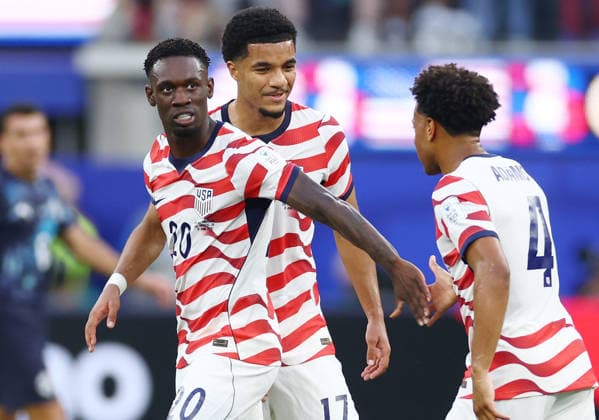 Folarin Balogun of the United States celebrates with teammates after scoring against Paraguay in the first half of a FIFA World Cup, WM, Weltmeisterschaft, Fussball match at SoFi Stadium in Los Angeles on Friday, June 12, 2026.  LAP20260612912 CHRISTIANxBRUNSKILL
