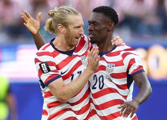 Folarin Balogun (20) of the United States celebrates with teammate Tim Ream after scoring against Paraguay in the first half of a FIFA World Cup, WM, Weltmeisterschaft, Fussball match at SoFi Stadium in Los Angeles on Friday, June 12, 2026.  LAP20260612913 CHRISTIANxBRUNSKILL
