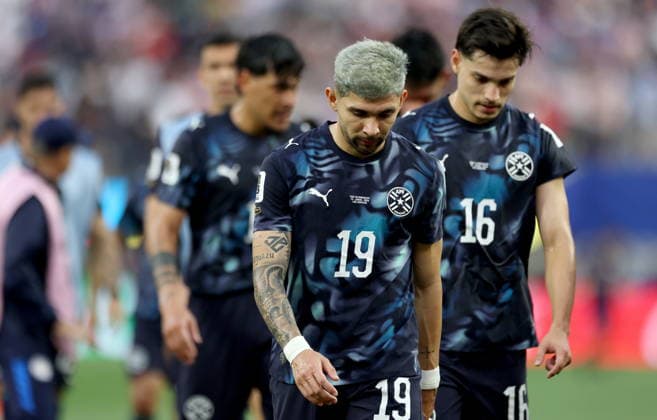 FIFA World Cup, WM, Weltmeisterschaft, Fussball 2026 - Group D - USA vs Paraguay Julio Enciso of Paraguay and teammates leave the pitch at halftime being 0-3 down during the FIFA World Cup 2026 group stage match USA against Paraguay, in Los Angeles, California, USA, 12 June 2026. LOS ANGELES United States  Copyright: xCHRISxTORRESx