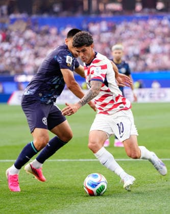 USA v Paraguay: Group D - FIFA World Cup, WM, Weltmeisterschaft, Fussball 2026 Christian Pulisic of USA and Diego Gomez of Paraguay compete for the ball during the FIFA World Cup 2026 Group D match between USA and Paraguay at Los Angeles Stadium on June 12, 2026 in Los Angeles, California. Los Angeles California United States  Copyright: xJosexBretonx originalFilename:bretonhernandez-usavpara260612_npCqM.jpg