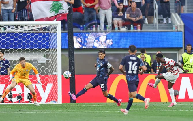 Folarin Balogun of the United States scores his second goal against Paraguay in the first half of a FIFA World Cup, WM, Weltmeisterschaft, Fussball match at SoFi Stadium in Los Angeles on Friday, June 12, 2026.  LAP20260612916 CHRISTIANxBRUNSKILL