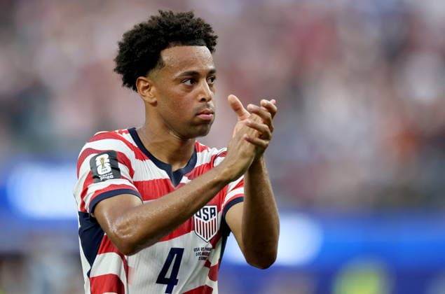 FIFA World Cup, WM, Weltmeisterschaft, Fussball 2026 - Group D - USA vs Paraguay Tyler Adams of USA applauds fans as he walks off the pitch at halftime while the US team is 3-0 up during the FIFA World Cup 2026 group stage match USA against Paraguay, in Los Angeles, California, USA, 12 June 2026. LOS ANGELES United States  Copyright: xCHRISxTORRESx