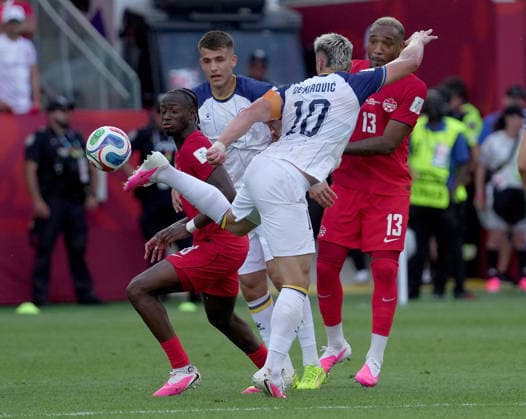 12.06.2026, Toronto Stadium, Toronto, CAN, WM FIFA 2026, Vorrunde, Kanada vs Bosnien-Herzegowina, im Bild Ermedin Demirovic (Bosnien), Ismael Kone (Kanada) (Photo by Hasan Bratic DeFodi Images) -