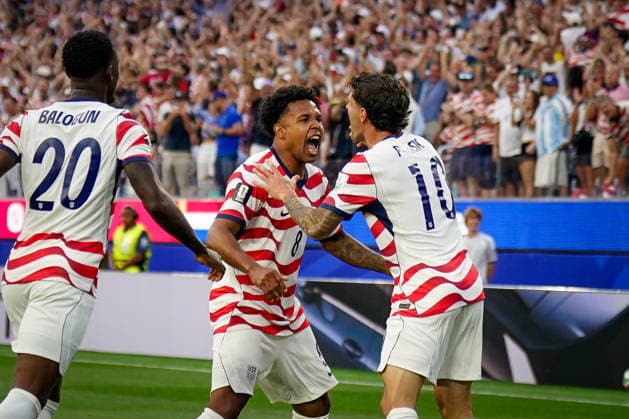 USA: Fussball FIFA World Cup, WM, Weltmeisterschaft, Fussball 2026 Gruppe D USA vs Paraguay SoFi Stadium (Los Angeles, Kalifornien): Tor und Torjubel zum 1:0 durch das Eigentor von Damian Bobadilla Damian Bobadilla (Paraguay, 16) Freude, Emotionen, Jubel Weston McKennie (USA, 8) Christian Pulisic (USA, 10) Folarin Balogun (USA, 20)