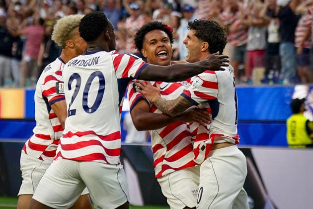 USA: Fussball FIFA World Cup, WM, Weltmeisterschaft, Fussball 2026 Gruppe D USA vs Paraguay SoFi Stadium (Los Angeles, Kalifornien): Tor und Torjubel zum 1:0 durch das Eigentor von Damian Bobadilla Damian Bobadilla (Paraguay, 16) Freude, Emotionen, Jubel Weston McKennie (USA, 8) Christian Pulisic (USA, 10) Folarin Balogun (USA, 20)