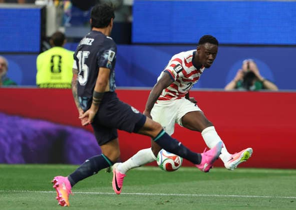(260613) -- LOS ANGELES, June 13, 2026 -- Folarin Balogun (R) of the United States vies with Gustavo Gomez of Paraguay during the group D match between the United States and Paraguay at the 2026 FIFA World Cup, WM, Weltmeisterschaft, Fussball at Los Angeles Stadium in Los Angeles, the United States, June 12, 2026. ) (SP)U.S.-LOS ANGELES-FOOTBALL-FIFA WORLD CUP-GROUP D-USA VS PRY MaoxSiqian 