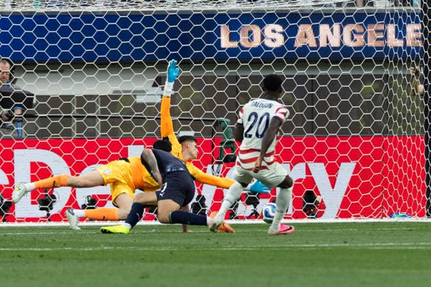 June 12, 2026, Los Angeles, California, USA: United States Folarin Balogun (20) scores against Paraguay goalkeeper Orlando Gill (12) during the FIFA World Cup, WM, Weltmeisterschaft, Fussball Group D soccer match at SoFi Stadium in Inglewood, Calif., Friday, June 12, 2026. World Cup 2026: Paraguay Vs United States  - ZUMAc68_ 20260612_zaf_c68_030 Copyright: xRingoxChiux