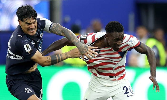 FIFA World Cup, WM, Weltmeisterschaft, Fussball 2026 - Group D - USA vs Paraguay Folarin Balogun (R) of USA in action against Gustavo Gomez of Paraguay during the FIFA World Cup 2026 group stage match USA against Paraguay, in Los Angeles, California, USA, 12 June 2026. LOS ANGELES United States  Copyright: xCHRISxTORRESx