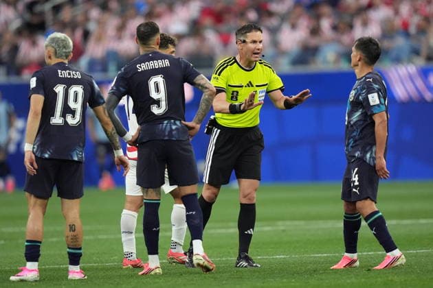 FIFA World Cup, WM, Weltmeisterschaft, Fussball 2026 - Group D - USA vs Paraguay Referee Danny Makkelie speaks with Andres Cubas of Paraguay (R) during the FIFA World Cup 2026 group stage match USA against Paraguay, in Los Angeles, California, USA, 12 June 2026. LOS ANGELES United States  Copyright: xSCOTTxSTRAZZANTEx