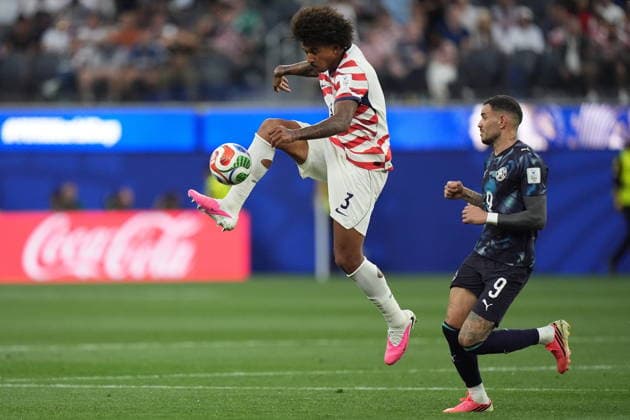 FIFA World Cup, WM, Weltmeisterschaft, Fussball 2026 - Group D - USA vs Paraguay Antonio Sanabria of Paraguay (R) in action against Chris Richards of USA (L) during the FIFA World Cup 2026 group stage match USA against Paraguay, in Los Angeles, California, USA, 12 June 2026. LOS ANGELES United States  Copyright: xSCOTTxSTRAZZANTEx
