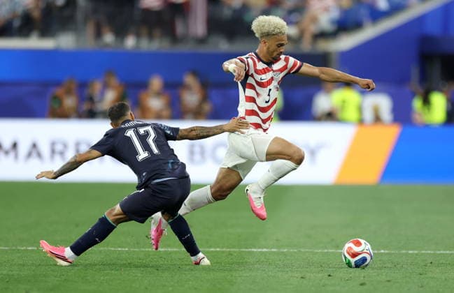 FIFA World Cup, WM, Weltmeisterschaft, Fussball 2026 - Group D - USA vs Paraguay Antonee Robinson (R) of USA in action against Kaku of Paraguay during the FIFA World Cup 2026 group stage match USA against Paraguay, in Los Angeles, California, USA, 12 June 2026. LOS ANGELES United States  Copyright: xCHRISxTORRESx