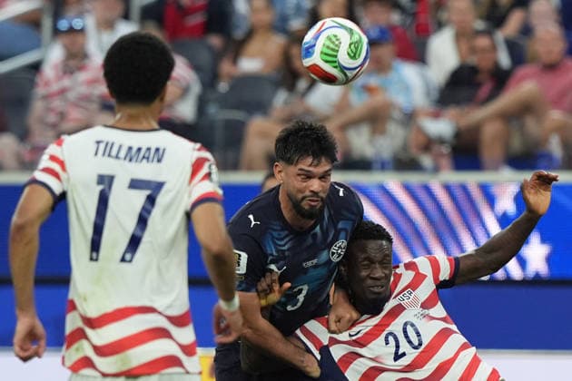 Folarin Balogun (R) of the United States vies for the ball withOmar Alderete (C) of Paraguay in a Group D match of the 2026 FIFA World Cup, WM, Weltmeisterschaft, Fussball between the United States and Paraguay at SoFi Stadium in Los Angeles, United States,12 June 2026. Fifa World Cup 2026 - Group D - USA - Paraguay !ACHTUNG: NUR REDAKTIONELLE NUTZUNG!  Copyright: xOmarxAlonsox GR6061 20260613-55020581964_1