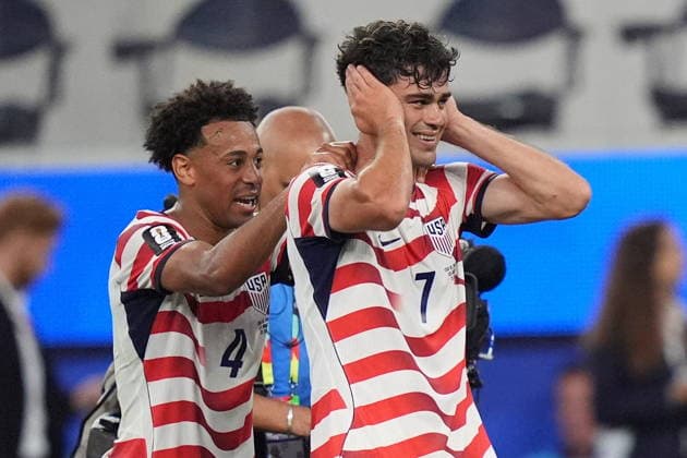 FIFA World Cup, WM, Weltmeisterschaft, Fussball 2026 - Group D - USA vs Paraguay Giovanni Reyna of USA (R) celebrates with his teammates after scoring the 4-1 goal during the FIFA World Cup 2026 group stage match USA against Paraguay, in Los Angeles, California, USA, 12 June 2026. LOS ANGELES United States  Copyright: xSCOTTxSTRAZZANTEx