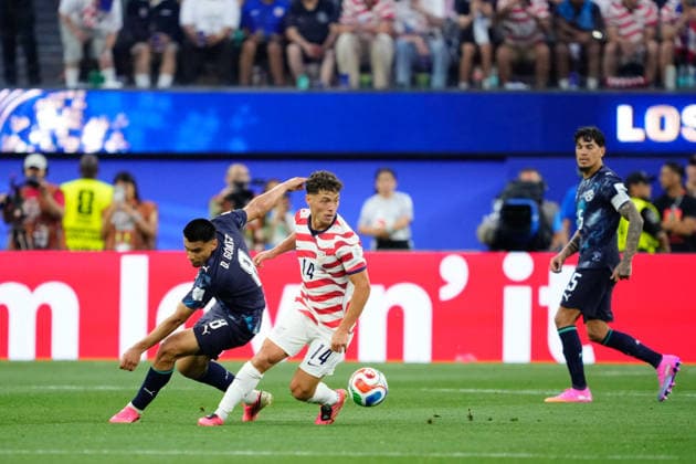 USA v Paraguay: Group D - FIFA World Cup, WM, Weltmeisterschaft, Fussball 2026 Sebastian Berhalter of USA and Diego Gomez of Paraguay compete for the ball during the FIFA World Cup 2026 Group D match between USA and Paraguay at Los Angeles Stadium on June 12, 2026 in Los Angeles, California. Los Angeles California United States  Copyright: xJosexBretonx originalFilename:bretonhernandez-usavpara260612_npkKI.jpg