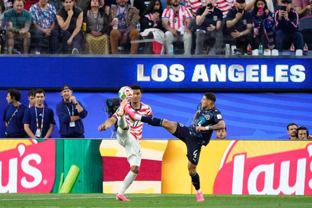USA v Paraguay: Group D - FIFA World Cup, WM, Weltmeisterschaft, Fussball 2026 Malik Tillman of USA and Juan Jose Caceres of Paraguay compete for the ball during the FIFA World Cup 2026 Group D match between USA and Paraguay at Los Angeles Stadium on June 12, 2026 in Los Angeles, California. Los Angeles California United States  Copyright: xJosexBretonx originalFilename:bretonhernandez-usavpara260612_np0eC.jpg
